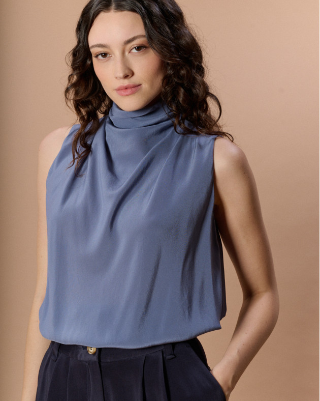 PIA • Sleeveless backless top in silk